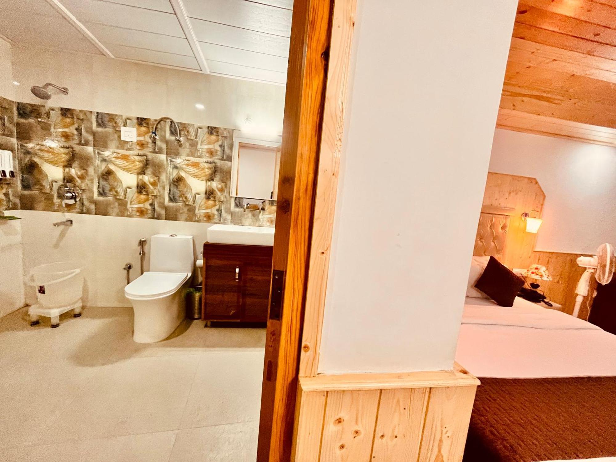 Himalayan Fort Resort, Manali - ! Riverside Property !! Big Lawn With Bonfire !! Best Selling !! Scenic River & Mountais View !! Big Parking !! Luxury Balcony Rooms !! Playing Zone !! Property Of The Year ! M 98160-43600 Esterno foto